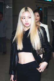 Tips diện áo khoác da như sao Hàn